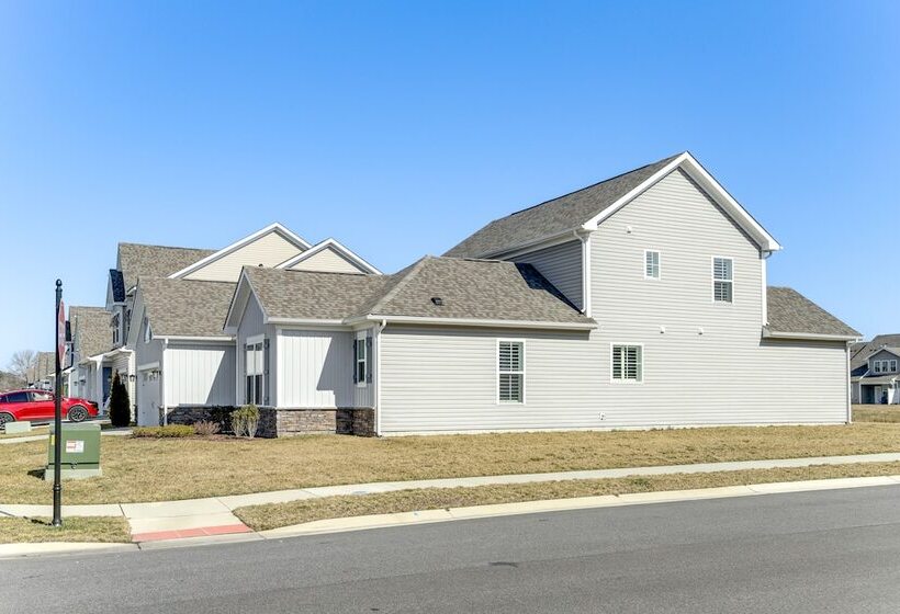 Modern & Spacious Ocean View Home W/ Pool Access