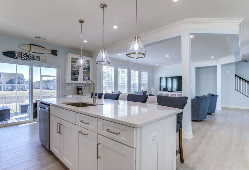 Modern & Spacious Ocean View Home W/ Pool Access