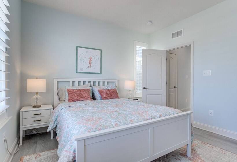 Modern & Spacious Ocean View Home W/ Pool Access