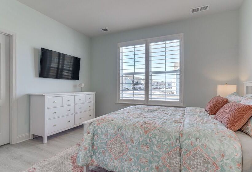 Modern & Spacious Ocean View Home W/ Pool Access