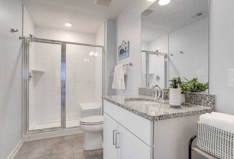 Modern & Spacious Ocean View Home W/ Pool Access