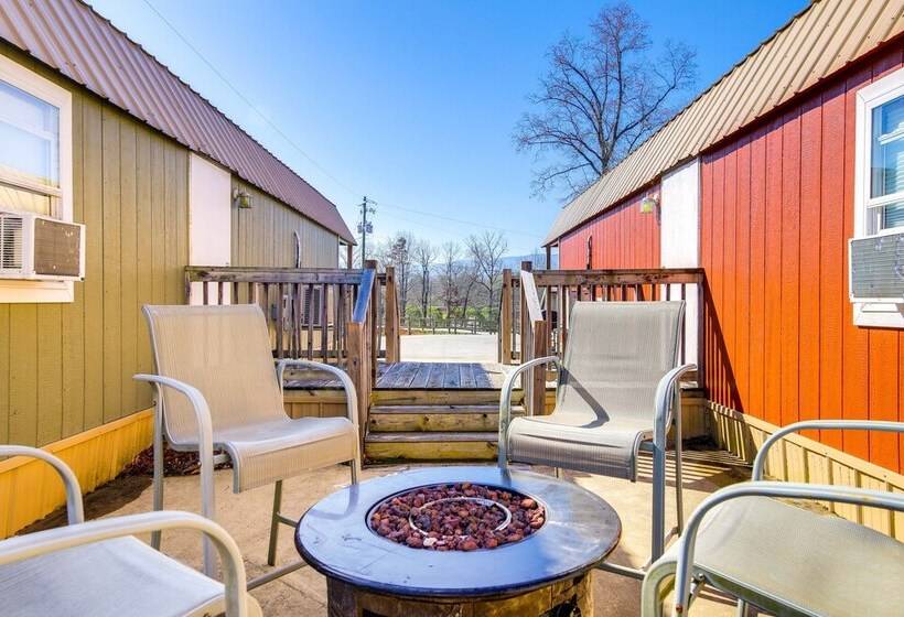 Charming Cabin Near Great Smoky Mountains!