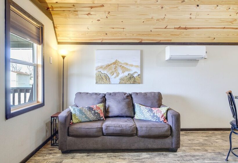 Charming Cabin Near Great Smoky Mountains!