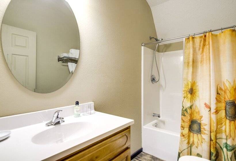 Charming Cabin Near Great Smoky Mountains!