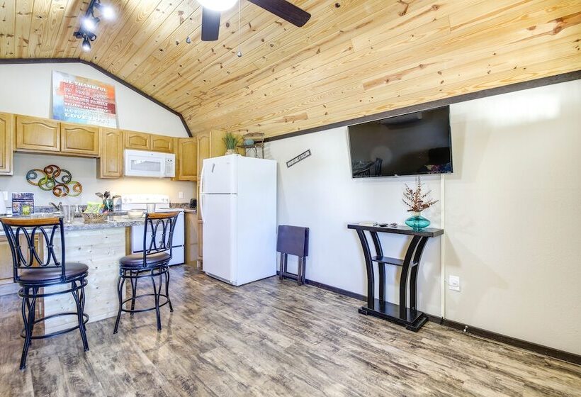 Charming Cabin Near Great Smoky Mountains!