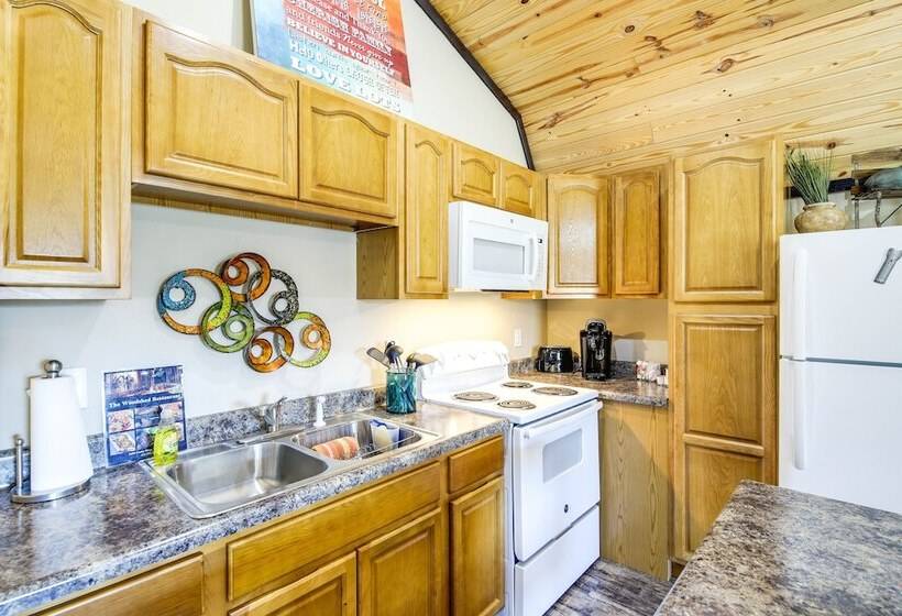 Charming Cabin Near Great Smoky Mountains!