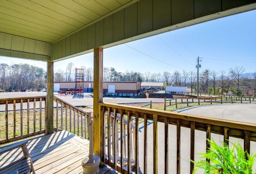 Charming Cabin Near Great Smoky Mountains!