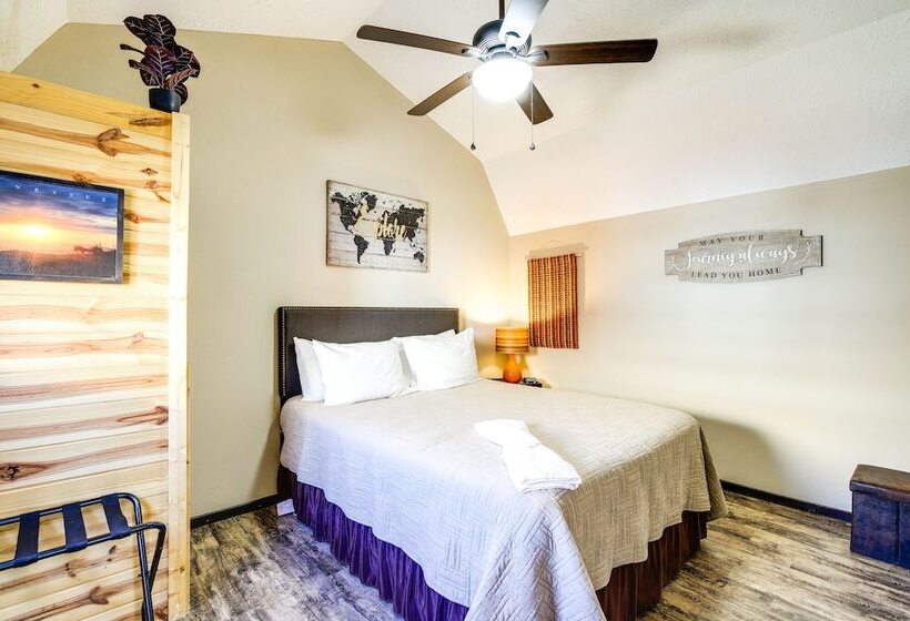 Charming Cabin Near Great Smoky Mountains!