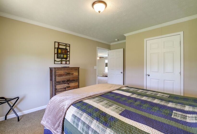 Private Hot Tub & Mountain View: Newport Home