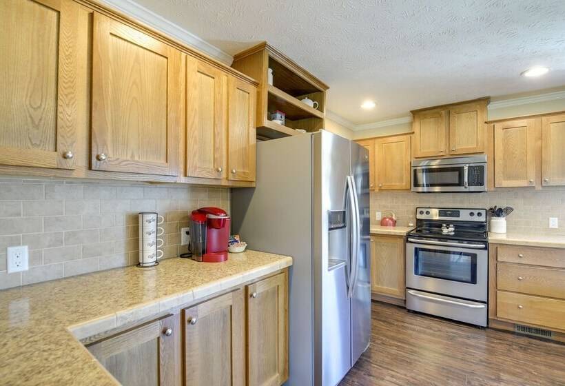 Private Hot Tub & Mountain View: Newport Home