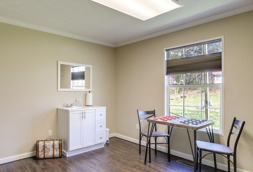 Private Hot Tub & Mountain View: Newport Home