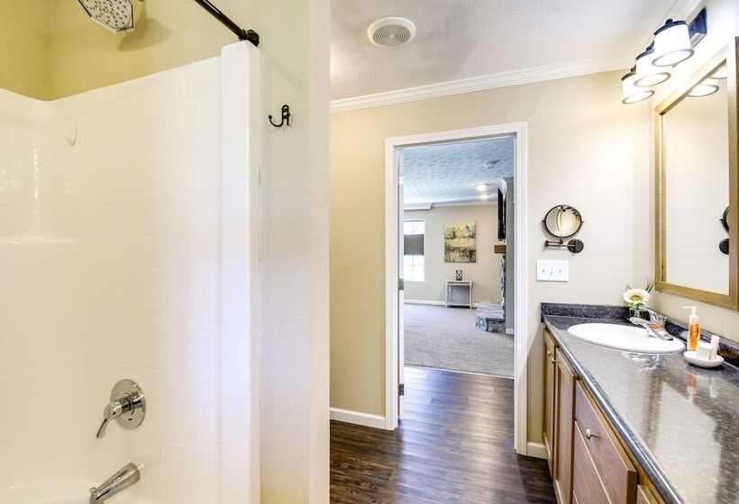 Private Hot Tub & Mountain View: Newport Home