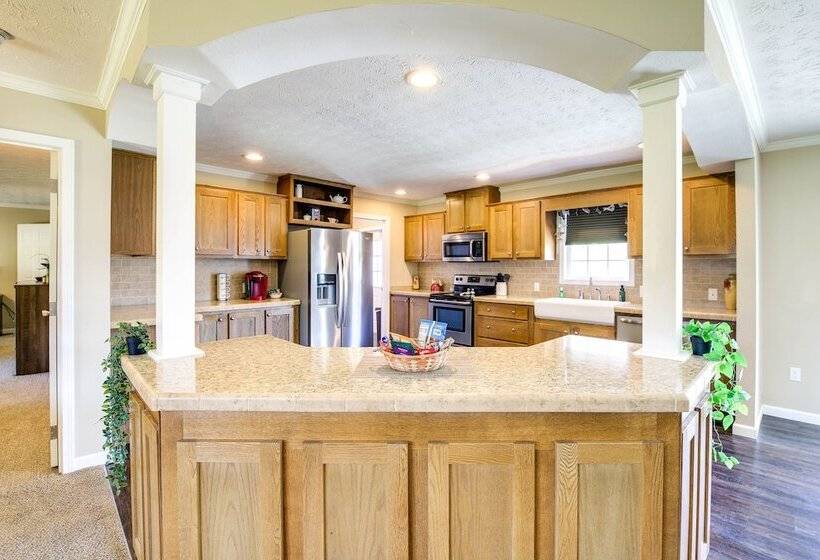 Private Hot Tub & Mountain View: Newport Home