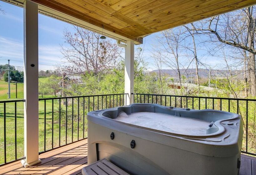 Private Hot Tub & Mountain View: Newport Home