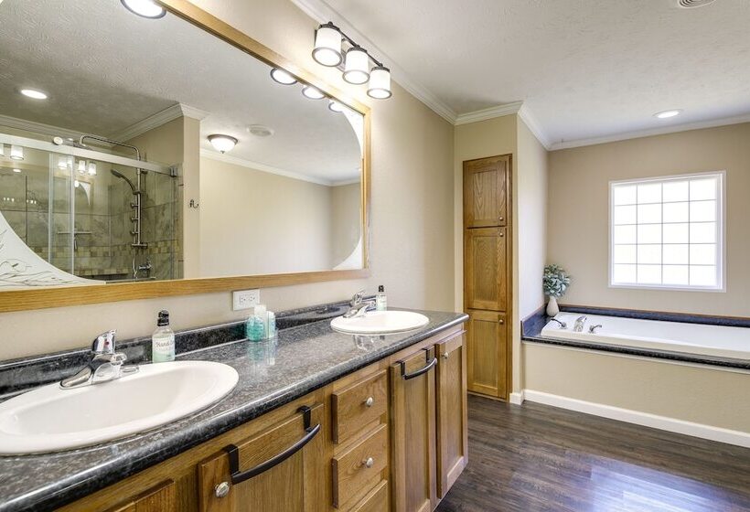 Private Hot Tub & Mountain View: Newport Home