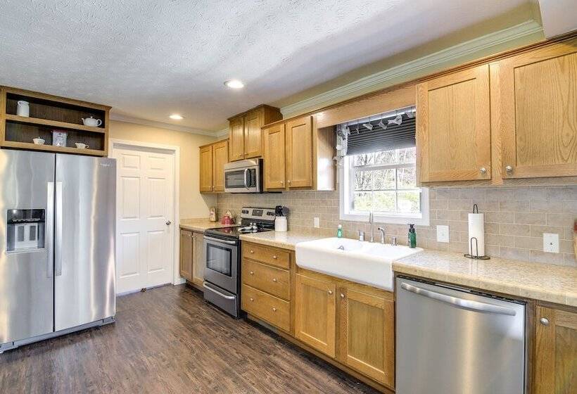 Private Hot Tub & Mountain View: Newport Home