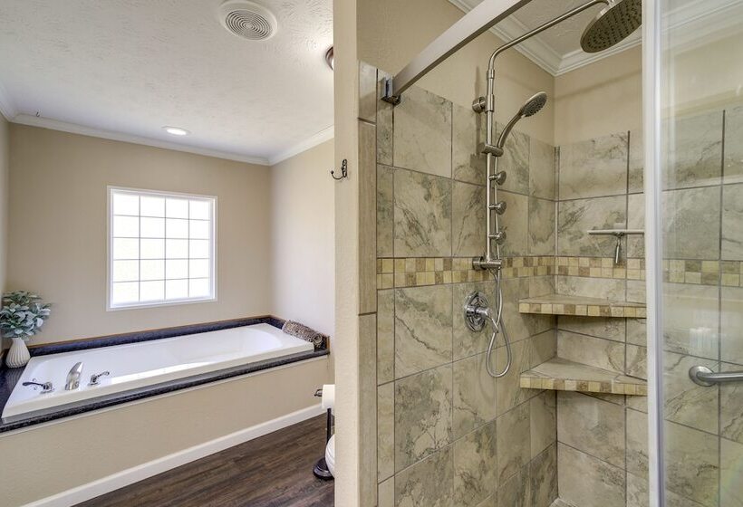 Private Hot Tub & Mountain View: Newport Home