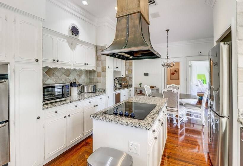 Opulent Ocala Mansion W/ Private Pool & Hot Tub!