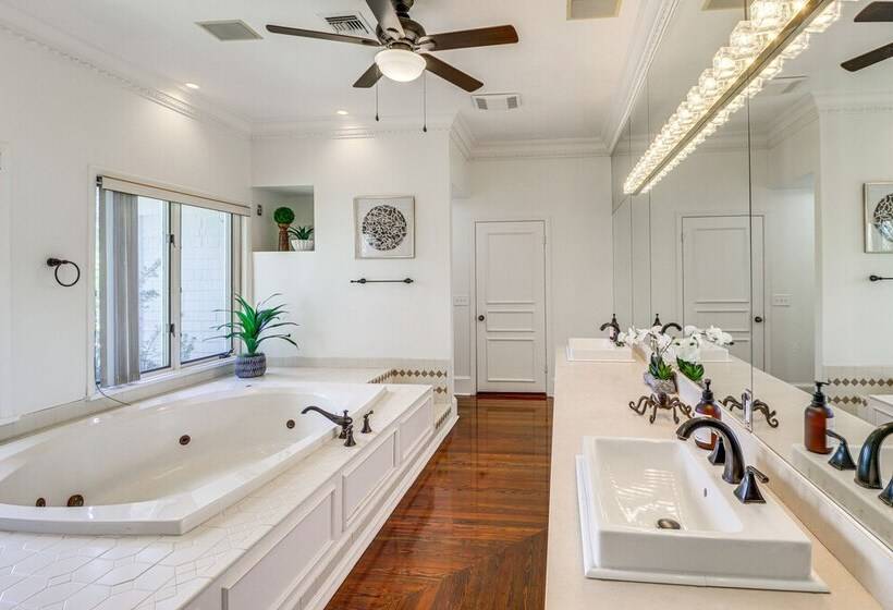 Opulent Ocala Mansion W/ Private Pool & Hot Tub!