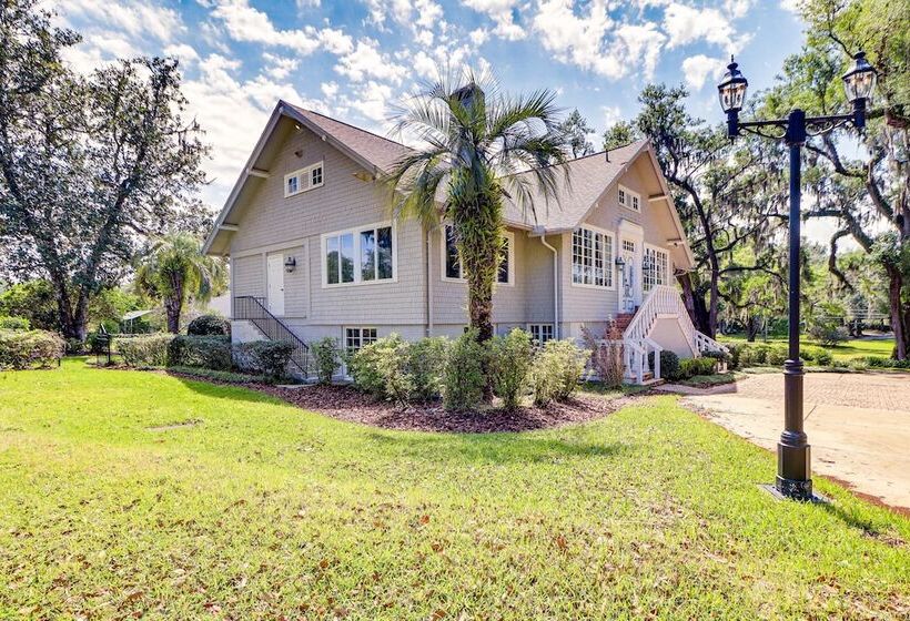 Opulent Ocala Mansion W/ Private Pool & Hot Tub!