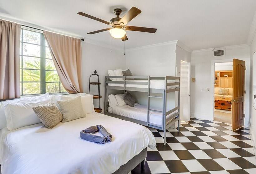 Opulent Ocala Mansion W/ Private Pool & Hot Tub!