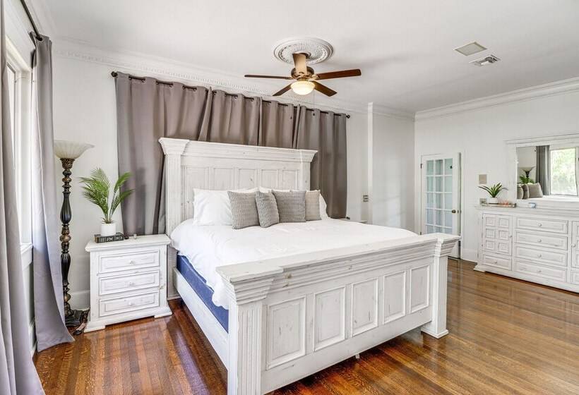 Opulent Ocala Mansion W/ Private Pool & Hot Tub!