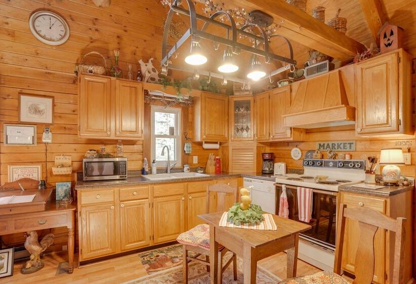 Peaceful Luray Cabin W/ Hot Tub, Deck & Fire Pit!