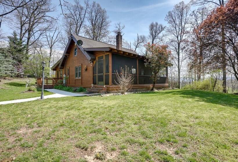 Peaceful Luray Cabin W/ Hot Tub, Deck & Fire Pit!