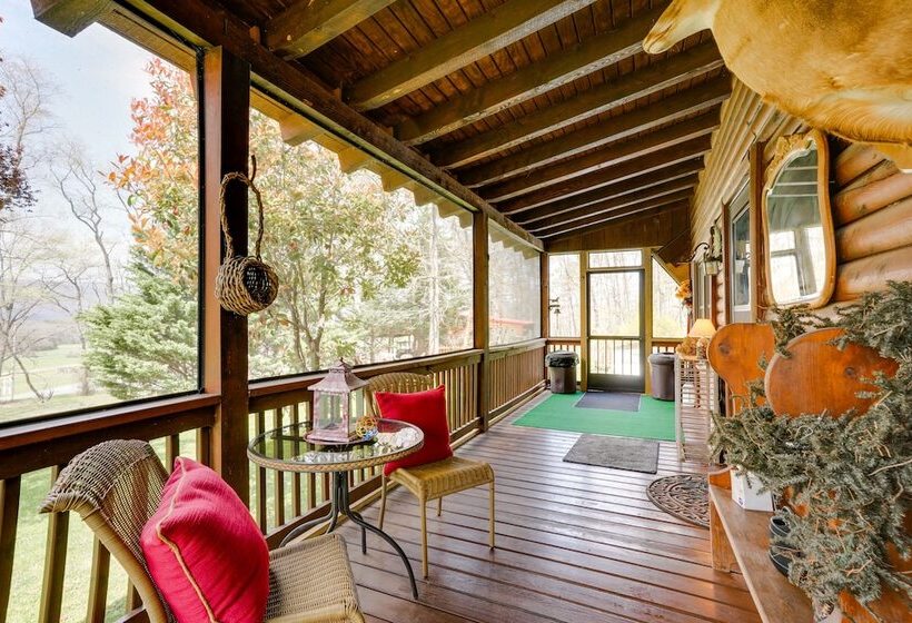 Peaceful Luray Cabin W/ Hot Tub, Deck & Fire Pit!