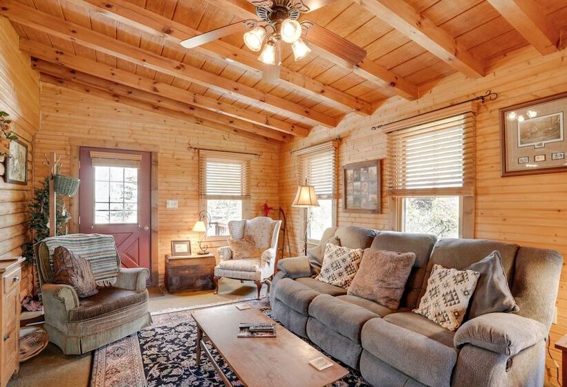 Peaceful Luray Cabin W/ Hot Tub, Deck & Fire Pit!