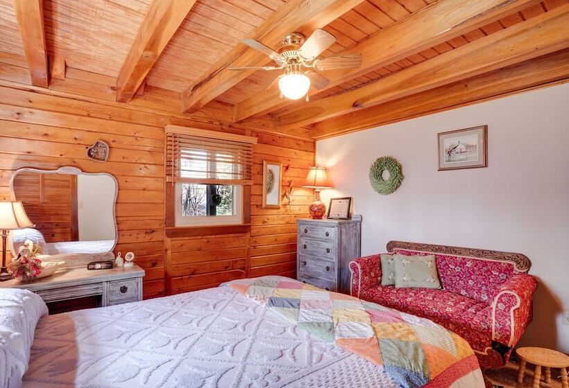 Peaceful Luray Cabin W/ Hot Tub, Deck & Fire Pit!