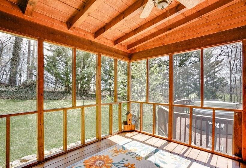 Peaceful Luray Cabin W/ Hot Tub, Deck & Fire Pit!