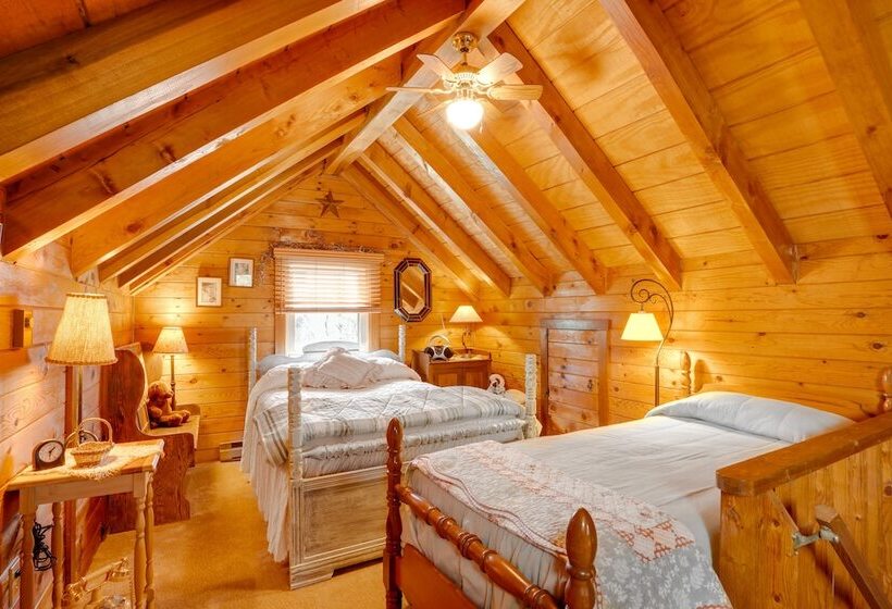 Peaceful Luray Cabin W/ Hot Tub, Deck & Fire Pit!