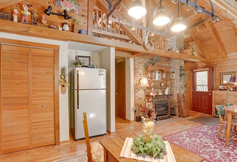 Peaceful Luray Cabin W/ Hot Tub, Deck & Fire Pit!