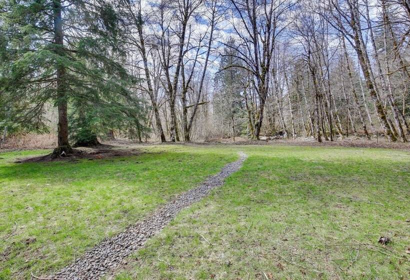 Peaceful Rhododendron Cabin W/ Fire Pit & Hot Tub!