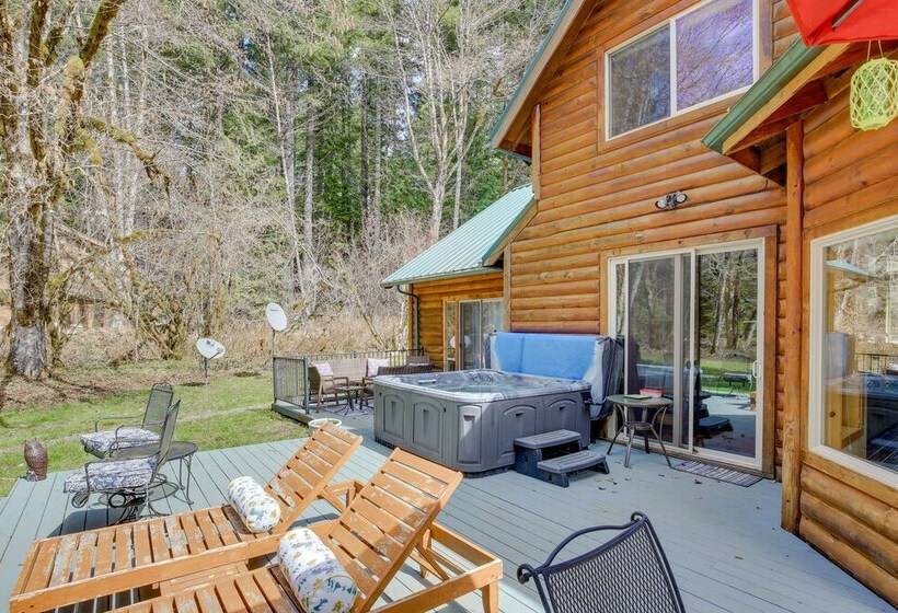 Peaceful Rhododendron Cabin W/ Fire Pit & Hot Tub!