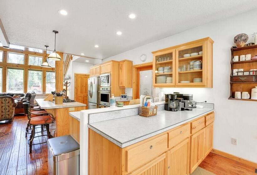 Peaceful Rhododendron Cabin W/ Fire Pit & Hot Tub!