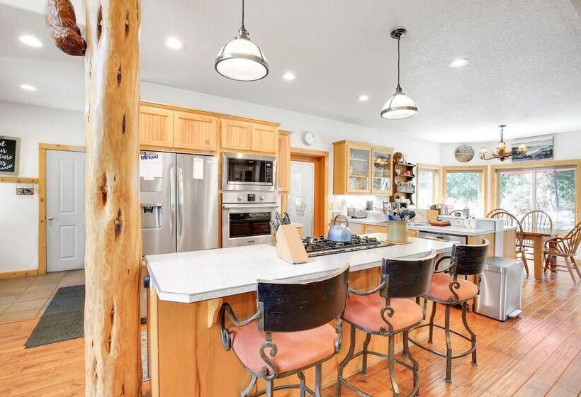 Peaceful Rhododendron Cabin W/ Fire Pit & Hot Tub!