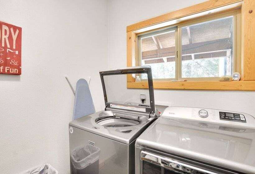 Peaceful Rhododendron Cabin W/ Fire Pit & Hot Tub!