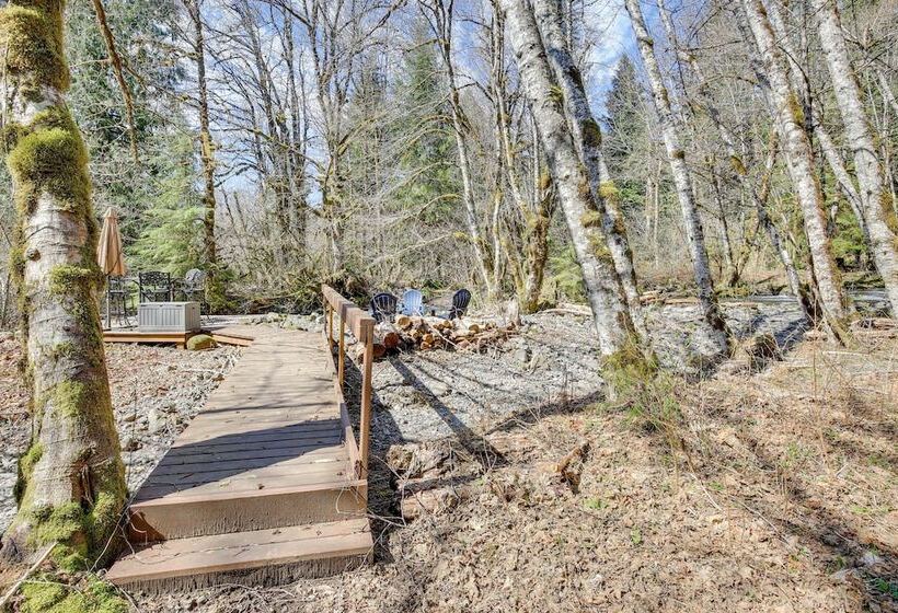 Peaceful Rhododendron Cabin W/ Fire Pit & Hot Tub!