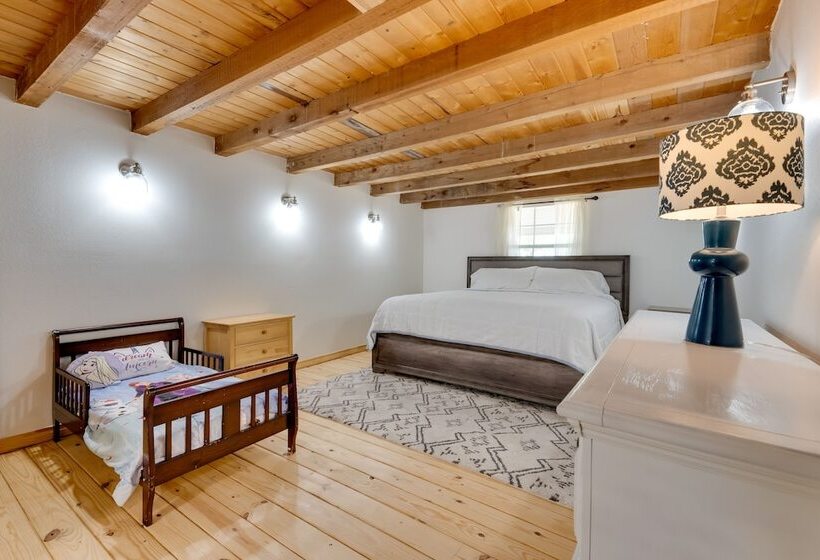 Pet Friendly Cabin On 3 Acres: 7 Mi To Uvalde!