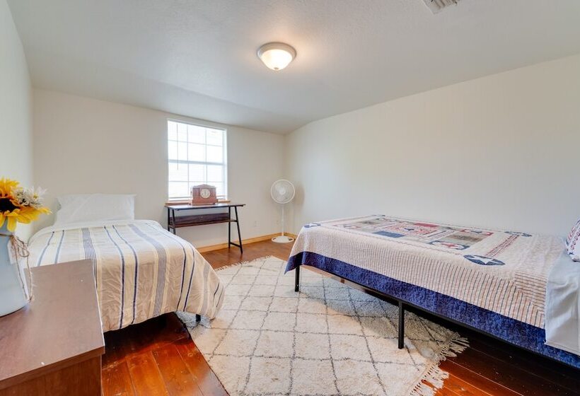 Pet Friendly Cabin On 3 Acres: 7 Mi To Uvalde!