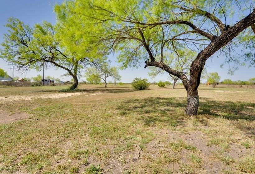 Pet Friendly Cabin On 3 Acres: 7 Mi To Uvalde!