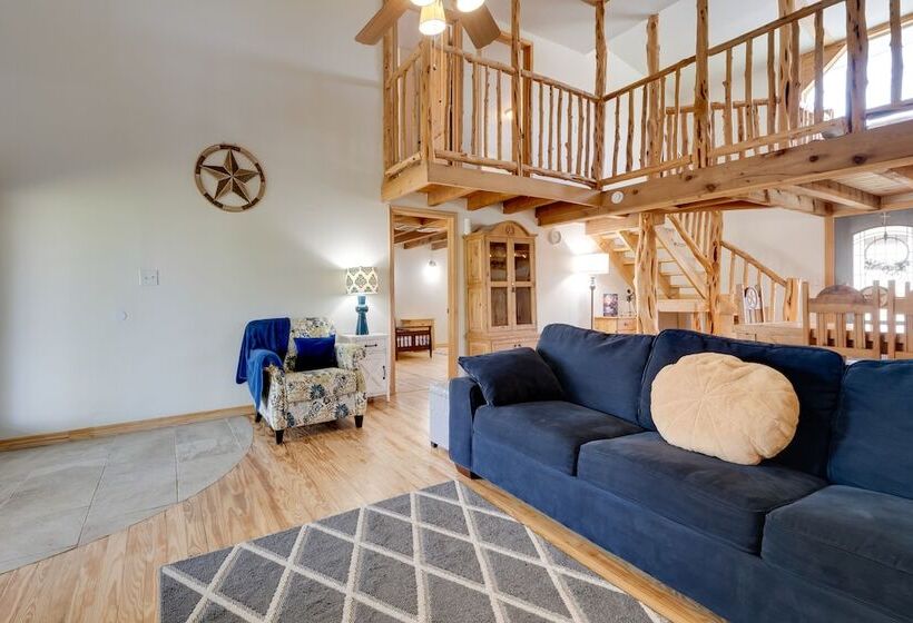 Pet Friendly Cabin On 3 Acres: 7 Mi To Uvalde!