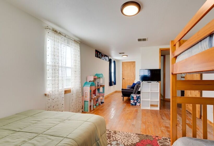 Pet Friendly Cabin On 3 Acres: 7 Mi To Uvalde!