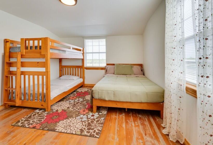 Pet Friendly Cabin On 3 Acres: 7 Mi To Uvalde!