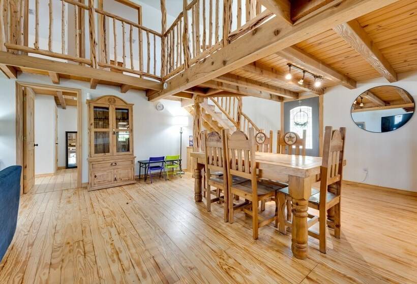 Pet Friendly Cabin On 3 Acres: 7 Mi To Uvalde!