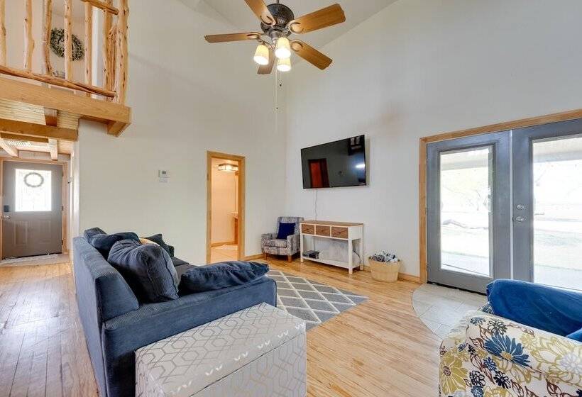 Pet Friendly Cabin On 3 Acres: 7 Mi To Uvalde!