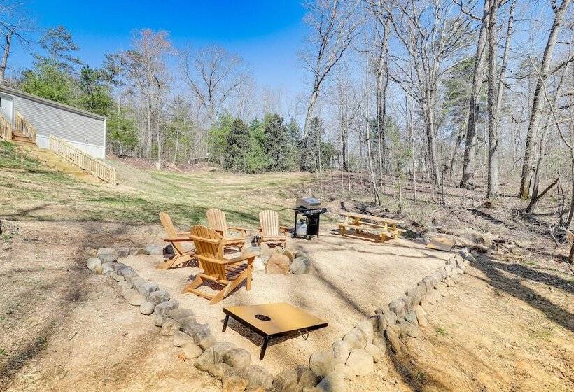 Pet Friendly Home ~ 5 Mi To Blue Ridge Parkway!