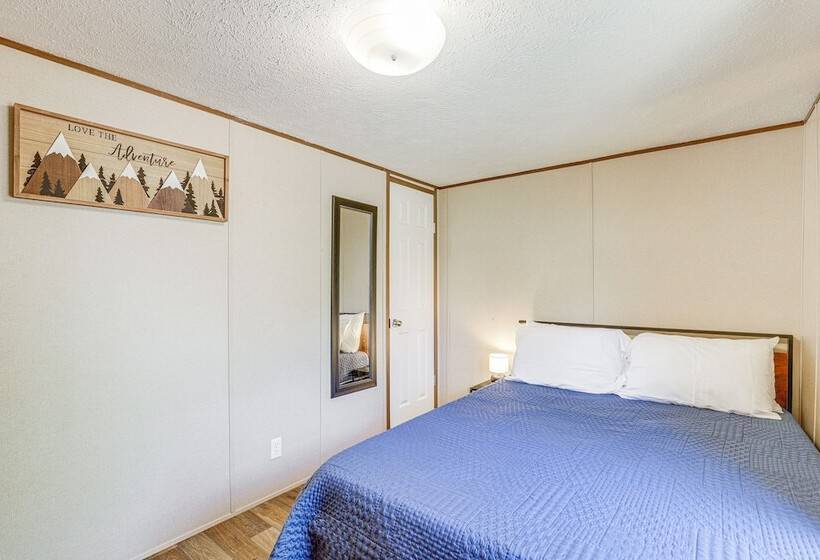 Pet Friendly Home ~ 5 Mi To Blue Ridge Parkway!